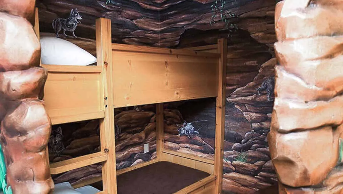 The bunk beds in the den of the accessible Wolf Den Suite(Accessible bathtub)